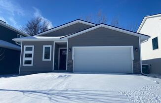 Great 3 Bedroom Single-Family Home in Urbandale