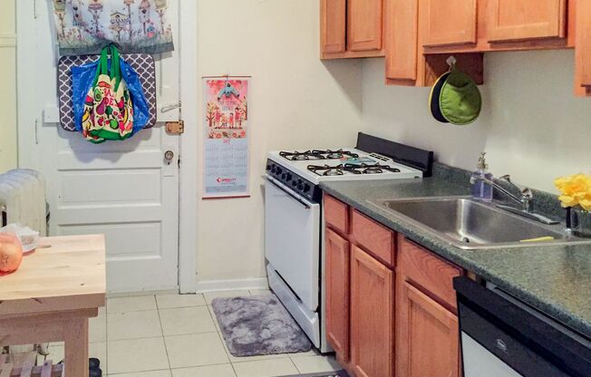 2 beds, 1 bath, 1,065 sqft, $2,550, Unit 4861P-1A