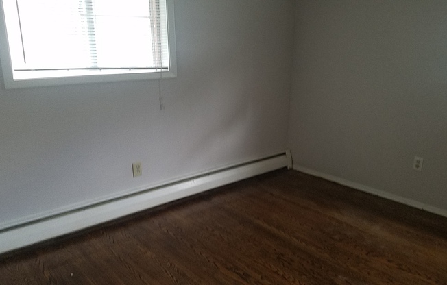 2 beds, 1 bath, 1,025 sqft, $1,250, Unit 138-06 Woodhill