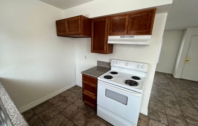 1 bed, 1 bath, $950, Unit U