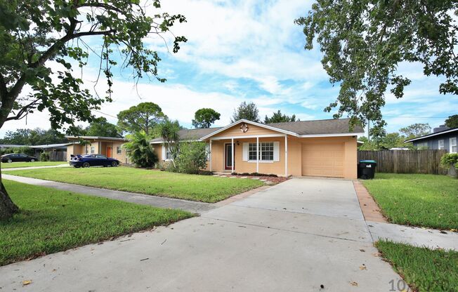 Beautiful 3/2 Spacious Pool Home with a Fenced Backyard and 1 Car Garage in Lake Marsha - Orlando!