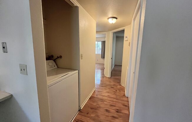 2 beds, 1 bath, 864 sqft, $1,300