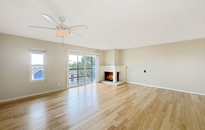 Beautiful 2B 3BA Townhome w/ W/D and 2 Car Garage!
