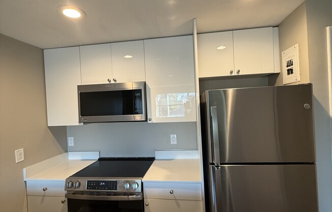 2 beds, 1 bath, $3,400, Unit 31