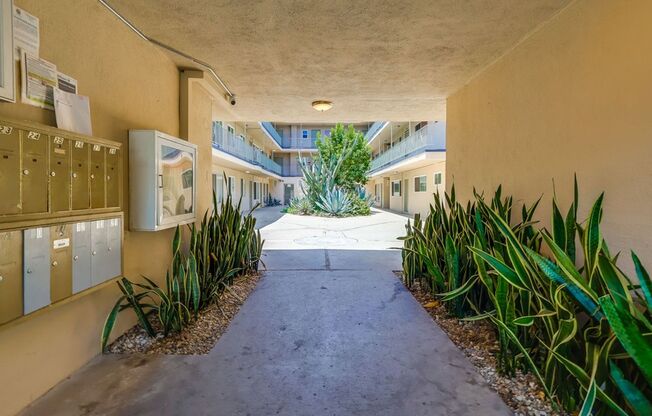 Hyde Park Living – Steps to Transit, Parks & Crenshaw!