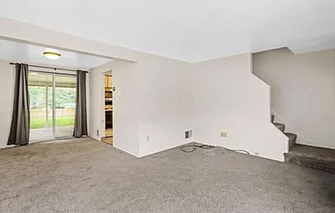 AVAILABLE 6/1! CONVENIENTLY LOCATED 2 BEDROOM!