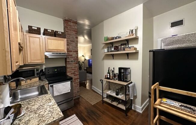 2 beds, 1 bath, 750 sqft, $1,200, Unit 11