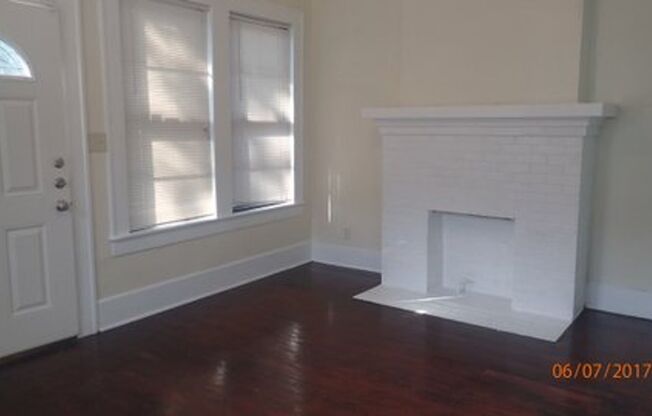 1 Bedroom, 1 Bath Duplex in Junius Heights!