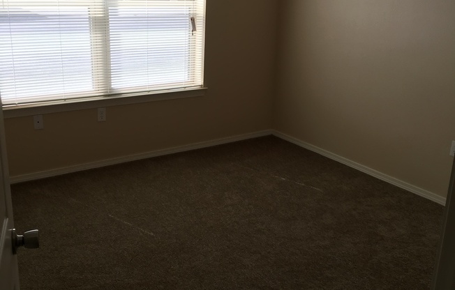 2 beds, 1 bath, 825 sqft, $900