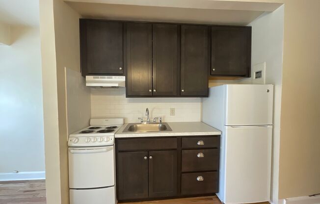 Studio, 1 bath, 370 sqft, $1,050, Unit A-38