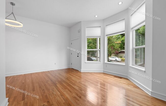 Bright & Beautiful Condo w/ Dual Primary Bedrooms, Walk-In Closets, Garage & A/C~ Located in NE Portland!