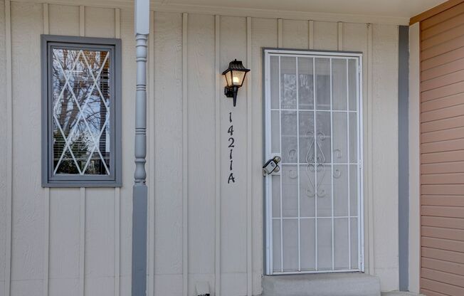 Wonderful 2 Bed 2 Bath Townhouse with Fireplace + Community Pool