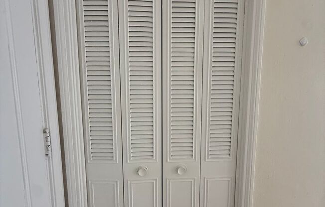 Studio, 1 bath, 295 sqft, $1,175, Unit Old King Edward 731