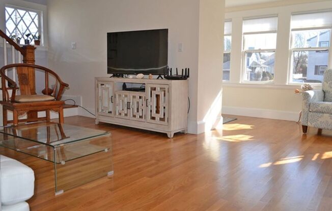 2 beds, 1.5 baths, $2,975, Unit 10A Gloucester Avenue