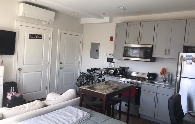 Studio, 1 bath, 370 sqft, $1,850, Unit 11