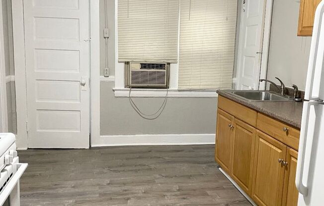 1 bed, 1 bath, 370 sqft, $950, Unit Unit 11