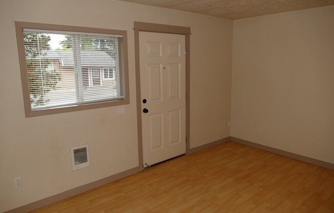 SE Arista Dr - 1 bedroom apartment in the heart of Oak Grove