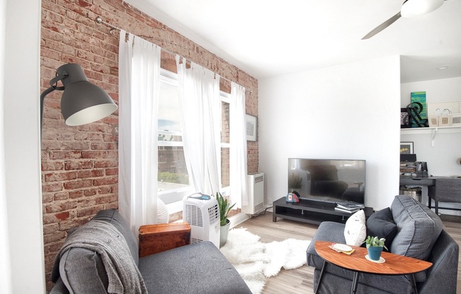 Welcome to 250 S. Kenmore Ave