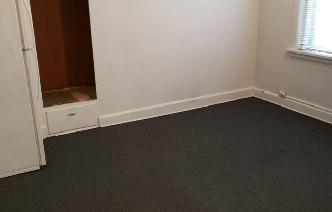 1 bed, 1 bath, $580, Unit Q-1