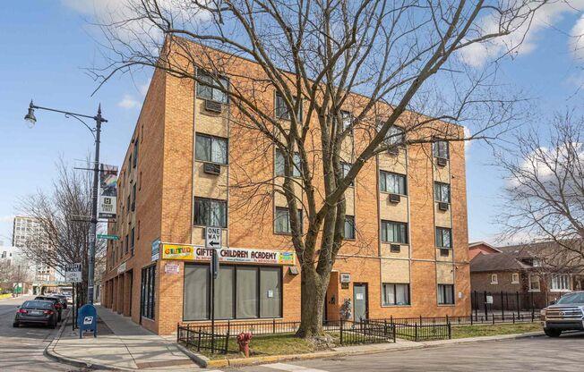 2 beds, 1.5 baths, 897 sqft, $2,100, Unit 303