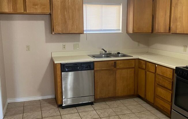 3 beds, 1 bath, $1,095