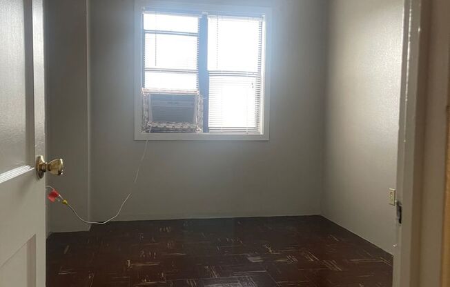 2 beds, 1 bath, 820 sqft, $1,300, Unit 07F