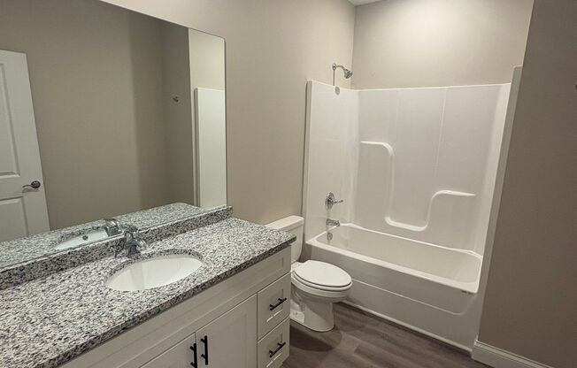 2 beds, 1 bath, 950 sqft, $1,000, Unit 114