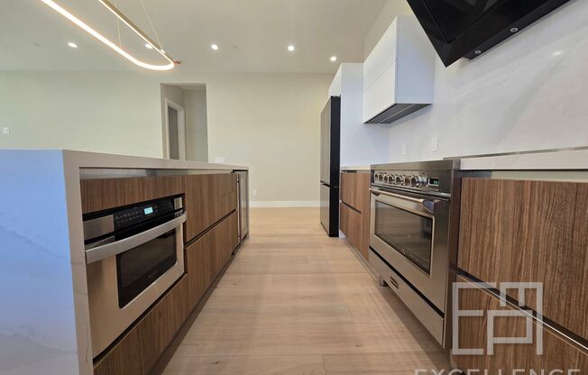Brand New Build 5/5 Home & 2/2 Cottage - Can Be Rented As One! This Is One Of A Kind - Downtown Mt View