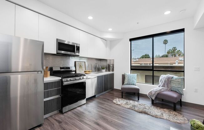 Brand New Building featuring 1 & 2 bedroom Flats & Townhomes!