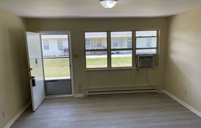 3 beds, 1 bath, $625, Unit 43