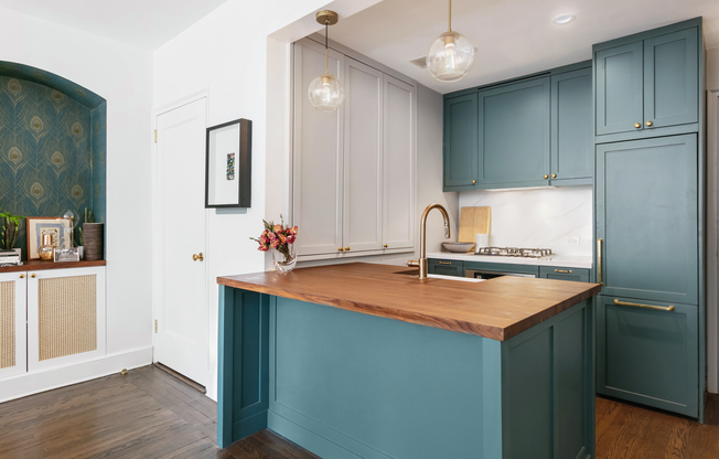 470 W 24 ST