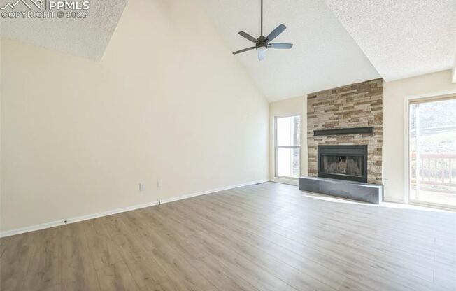 Renovated Green Mountain Falls Townhomes