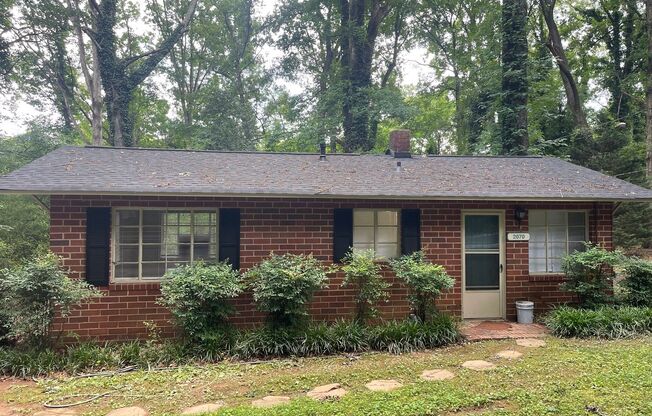 1 Bedroom/ 1 Bath Cottage off Prince Avenue! Available now!