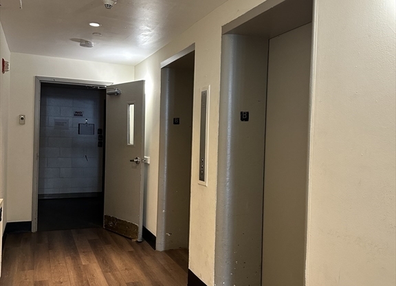 2 beds, 1 bath, 940 sqft, $2,400, Unit 8C