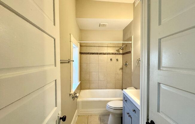 2 beds, 1 bath, 700 sqft, $1,200, Unit Unit 2