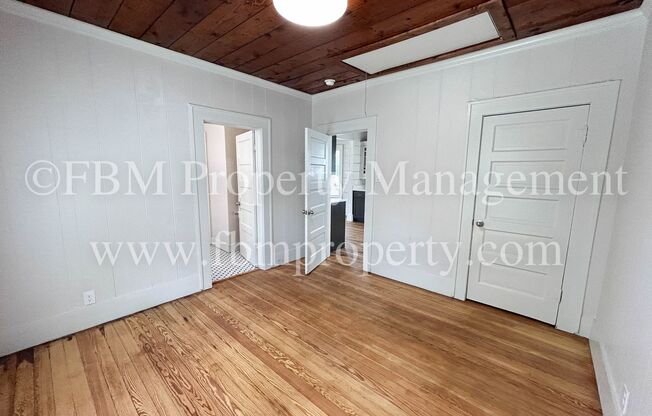 2 beds, 1 bath, $1,600