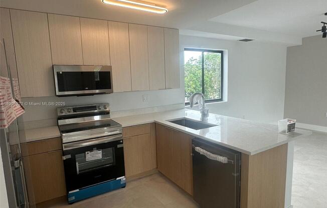 5423 NE MIAMI CT