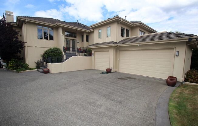 LUXURY 4 BEDROOM BELLEVUE HOME IN ‘THE SUMMIT’ W AMAZING VIEWS!