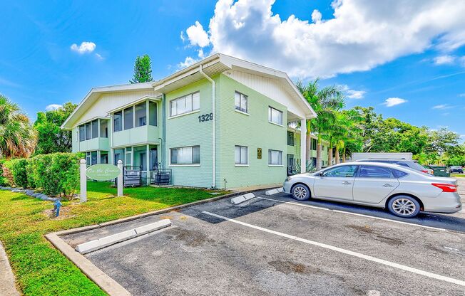 Updated Clearwater Condo – Steps from Golf, Minutes to the Beach!