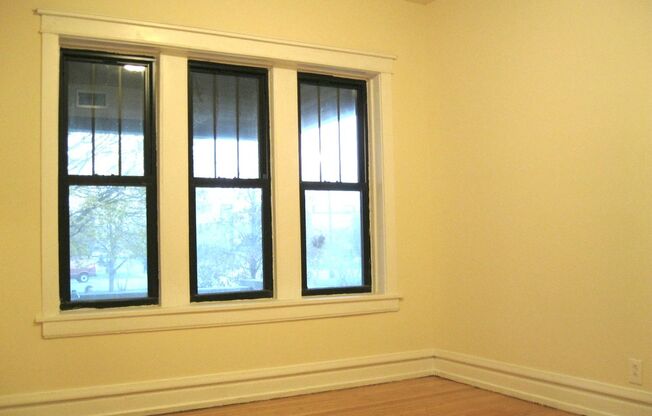 2 beds, 1 bath, 1,121 sqft, $2,695, Unit 2526-1E