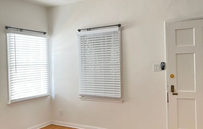 Studio, 1 bath, $1,995, Unit 967 1/8 N. Doheny Dr.