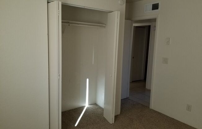 2 beds, 1 bath, $995, Unit 330-1101