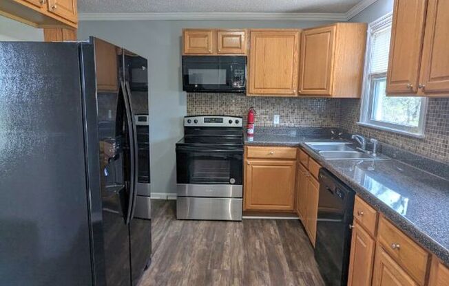 Remodeled, pet-friendly 2br/1ba house with fenced yard