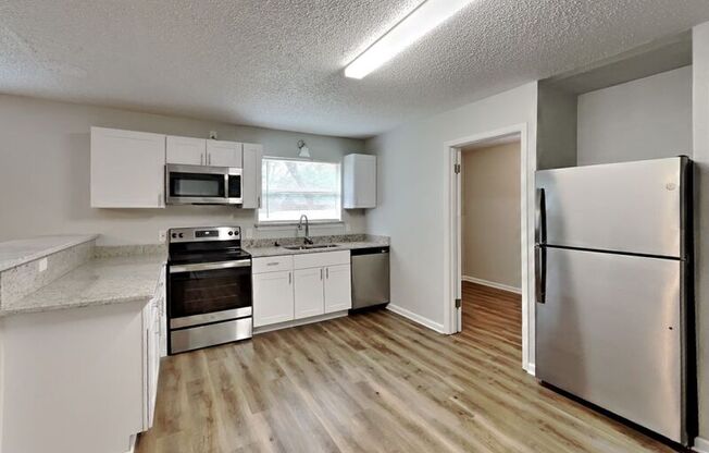 825 LIVINGSTON DR