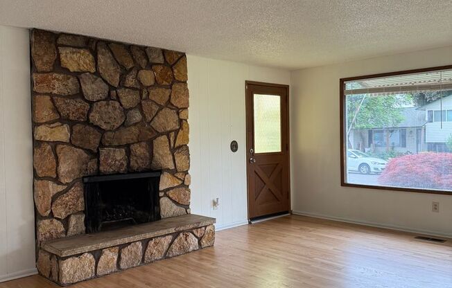 Great location in Milwaukie, OR! 3 bedroom 1 bath home with a large yard!