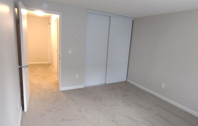 1 bed, 1 bath, 677 sqft, $1,400, Unit 033