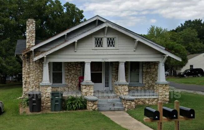 2823 E BESSEMER AVE