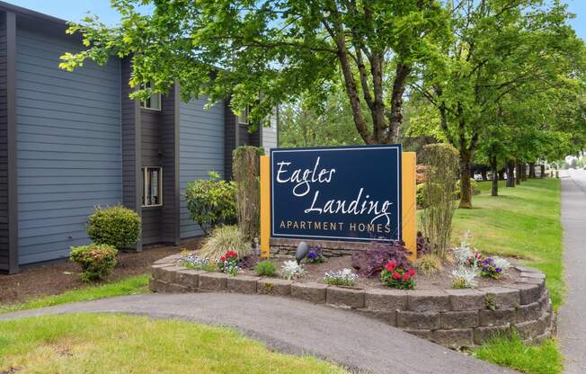 the sign is in front of the entrance to eagle landing apartments