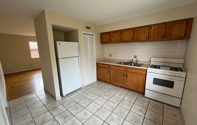 2 beds, 1 bath, 700 sqft, $995, Unit 194 Duncan-6