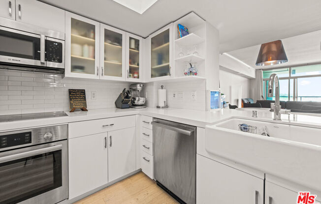 1 bed, 1.5 baths, 993 sqft, $4,700, Unit 720